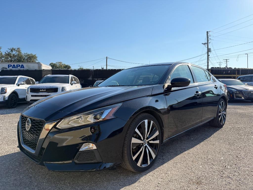 2022 Nissan Altima SR's photo